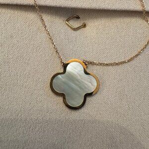 Small Mother of Pearl Single Clover Necklace 14K Gold